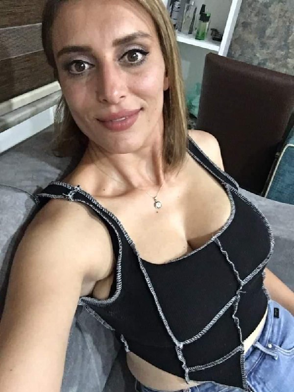 Ortamcı Milf Tokmakçısıyla Takılıyor ifşa çıplak fotoğraf