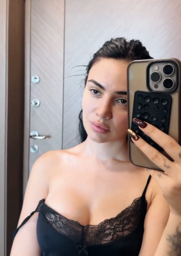 Eceronayofficial OnlyFans ifşa çıplak foto 5